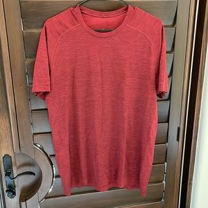 Lululemon Mens T-shirt. Size Large.